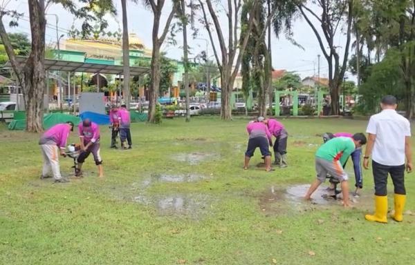 Cegah Genangan Saat Musim Hujan, DLH Pasang Biopori di Alun-Alun Bojonegoro