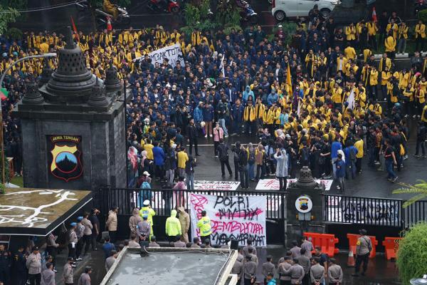 Demo Mahasiswa di Semarang Tanpa Aksi Anarkis, Polda Jateng Acungi Jempol