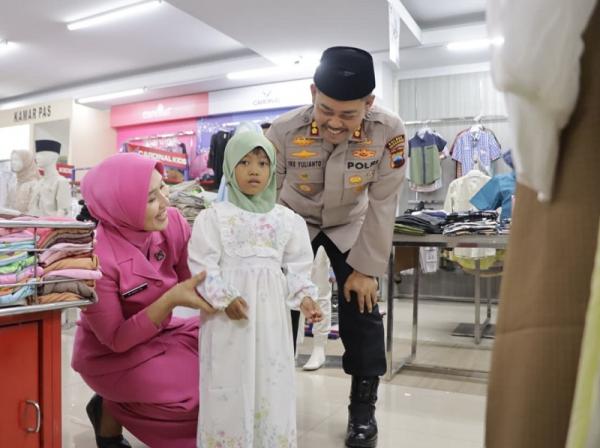 Momen Haru Saat Kapolres Grobogan Ajak Anak Yatim dan Lansia Belanja Kebutuhan Lebaran