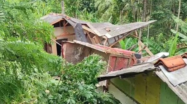 Ngeri! Truk Mundur Hilang Kendali di Tanjakan Emplak Kalipucang, Masuk Jurang dan Timpa Rumah
