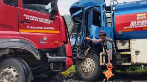 Gagal Menyalip Mobil, Truk Tangki BBM Adu Banteng di Jalan Poros Tenggarong-Kota Bangun