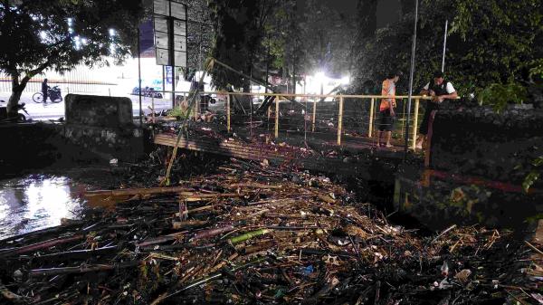 Hujan Deras dan Angin Kencang Terjang Kediri: Jalur Pare-Kandangan Terendam, Sejumlah Pohon Tumbang