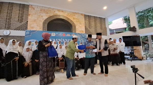 Tak Kuasa Tahan Air Mata, 33 Purna Guru SMAN Surabaya Terima Tali Asih Alumni yang Tidak Dibayangkan