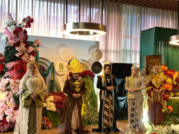 Lima Sosok Perempuan Inspiratif Pukau Panggung Fashion Show Karawang Wedding Hub 2026