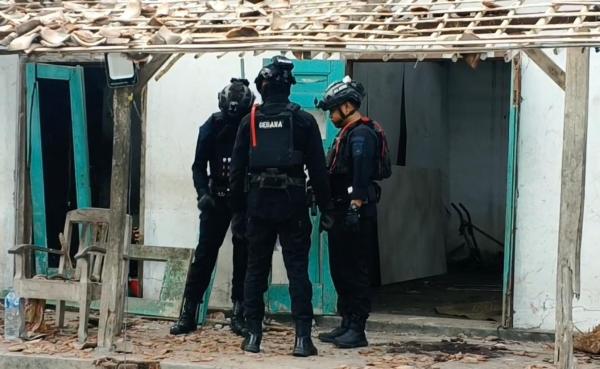 Tewaskan 1 Anak, Tim Gegana Polda Jatim Olah TKP Lokasi Ledakan di Ponorogo