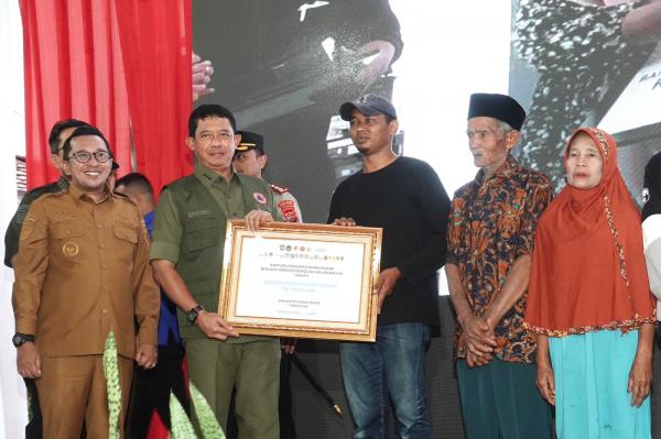 Kepala BNPB Serahkan Bantuan Stimulan Rumah Rusak Tahap Kedua di Sumatera Barat