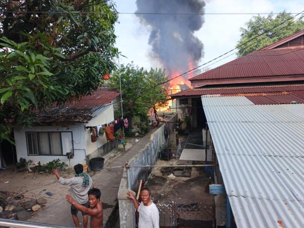 Diduga Akibat Anak-Anak Main Petasan, Rumah Semi Permanen di Padang Ludes Terbakar