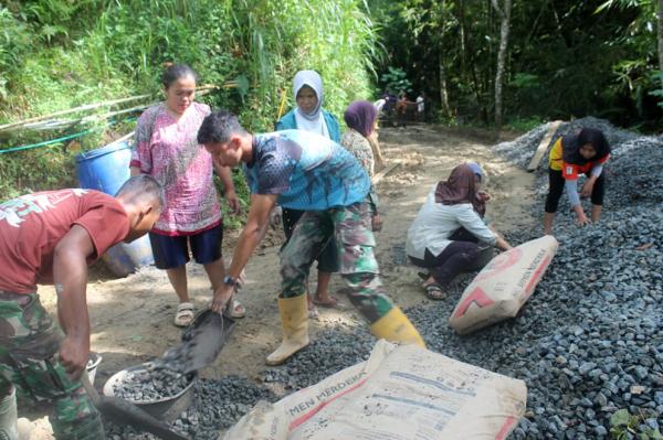The Power of Emak-Emak Pertebal Motivasi Satgas TMMD Genjot Pekerjaan Fisik