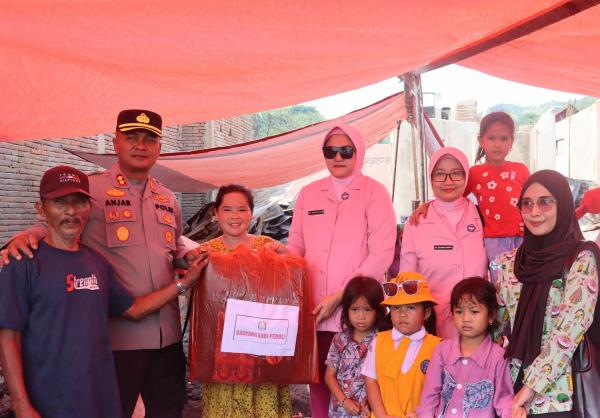 Hadir di Tengah Duka, Kapolres Polman dan Bhayangkari Bantu Korban Kebakaran Galung Tulu