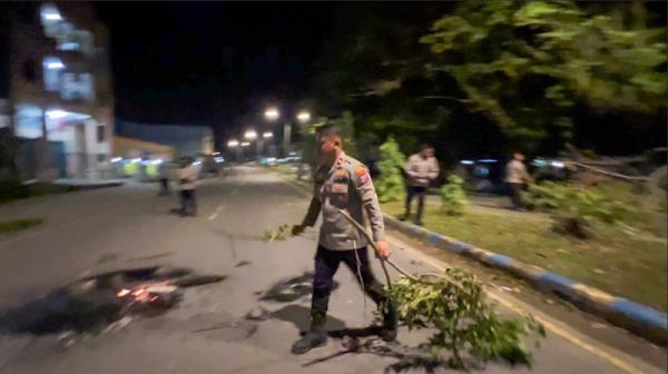 Jalan Yos Sudarso Sorong Akhirnya Dibuka Usai Negosiasi Alot, Polisi Janji Tangkap Pelaku 1x24 Jam
