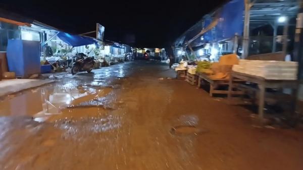 Infrastruktur Rusak Hambat Perputaran Ekonomi di Kawasan Pasar Terisi Indramayu
