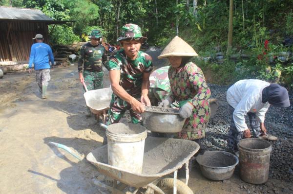Emak-Emak Turun Cor Jalan Jelang Lebaran, Tak Mau Anak Terpeleset Lagi