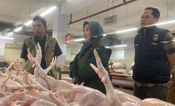 Bapanas Cek Harga Kebutuhan Pokok di Pasar Legi Ponorogo, Cabai Jadi Perhatian