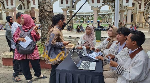 Jelang Lebaran, Warga Indramayu Padati Layanan Penukaran Uang Baru dari BI Cirebon