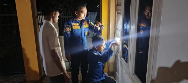 Respons Laporan Warga, Damkar Indramayu Buka Pintu Kos Terkunci di Jatibarang