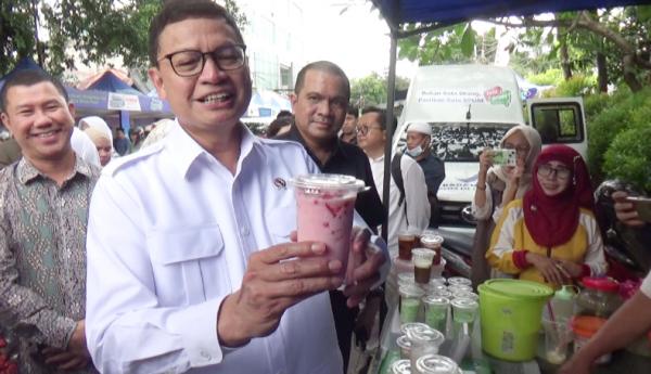 Kepala BPOM RI Sidak Takjil Ramadan di Jalan Mappanyukki Makassar, 45 Sampel Diuji di Tempat