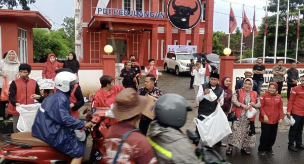 Momentum Ramadan, PDIP Lampung Perkuat Kepedulian Sosial: 500 Takjil Dibagikan ke Warga