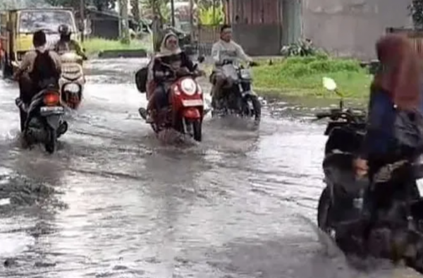 Banjir Rendam Ruas Jalan Nasional Rangkasbitung–Cikande, Pengendara Keluhkan Macet dan Jalan Licin