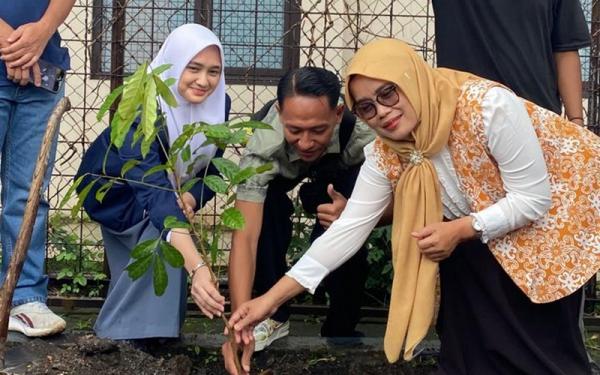 Aksi Nyata Alumni, Beckham Putra Hijaukan SMAN 22 Bandung dengan 100 Bibit Pohon Mahoni