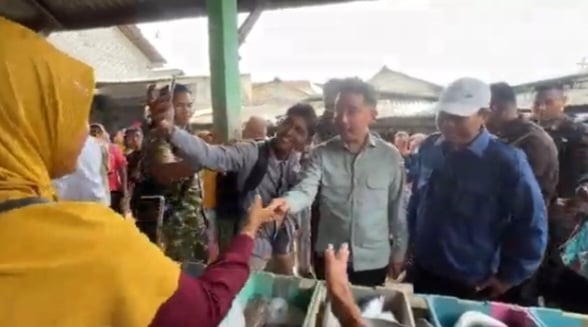 Wapres Gibran Rakabuming Raka Blusukan di Pasar Ikan Tuban Diserbu Warga dan Pedagang