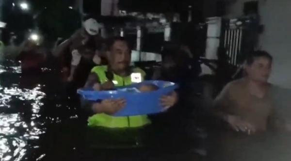 Banjir Cilegon Capai 1,2 Meter, Bayi hingga Lansia Dievakuasi dari Rumah Terendam