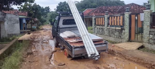 Jalan Panyindangan–Sirnagalih Berubah Jadi Kubangan Lumpur, Warga Khawatir Timbul Korban