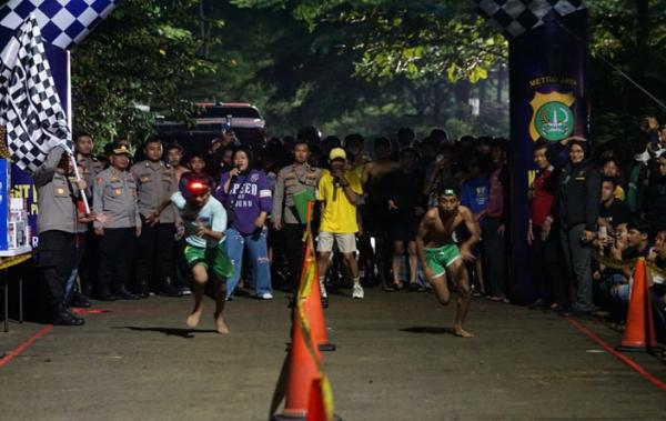 Cara Unik Polisi Bekasi Cegah Tawuran, Ajak Remaja Night Run di Stadion Wibawamukti
