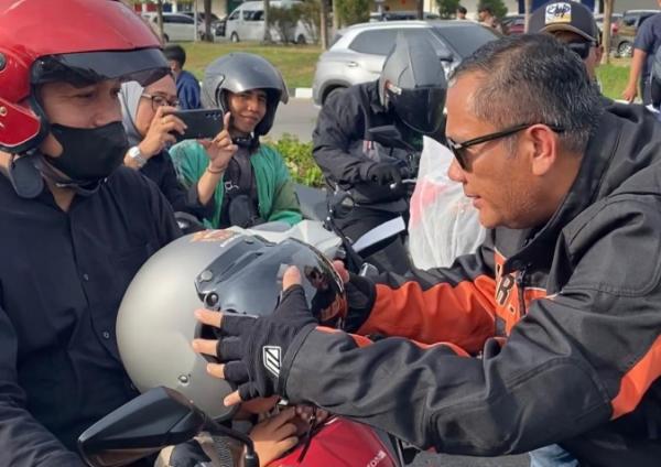 Aksi Sosial HDCI di Batam: Bagi Takjil hingga Helm Gratis ke Pengendara