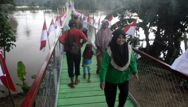 Akhiri Penyeberangan Perahu Bambu, Pangdam XXI/Radin Inten Resmikan Jembatan Garuda
