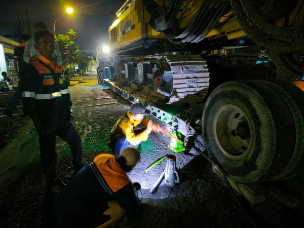 Truk Trailer Muat Alat Berat Nyangkut di Rel Kaligawe Semarang, 10 KA Terlambat