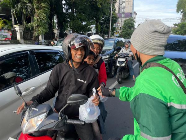 Berbagi di Bulan Ramadan, Mitra Pengemudi Bagikan Ratusan Takjil untuk Ojol-Warga di Semarang