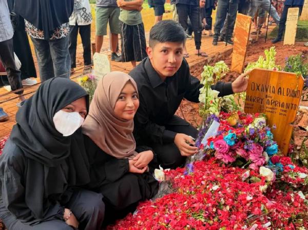 Sahabat Artis Masih Ramai Ziarah ke Makam Vidi Aldiano