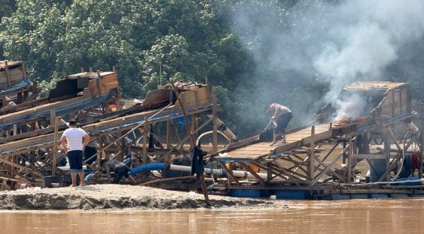 Polisi Tertibkan Sejumlah Lokasi Penambangan Emas Ilegal di Kuansing, 12 Rakit Disita