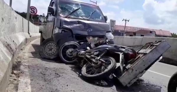 Mobil Pikap Hilang Kendali Tabrak Pemotor di Flyover Tenjo Bogor, Korban Luka Serius