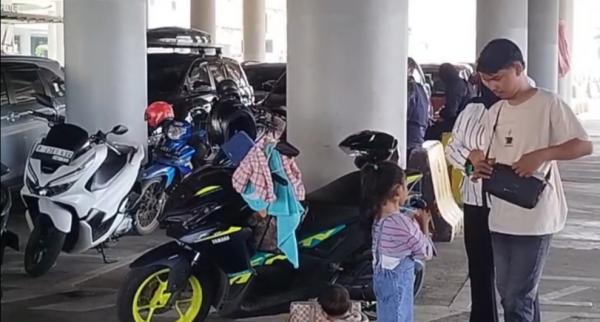 Mudik Lebih Awal! Ratusan Pemudik Padati Pelabuhan Merak Sejak Pagi