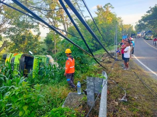 Truk Tronton Tabrak Tiang Listrik di Margomulyo Bojonegoro, Kabel Jaringan Putus