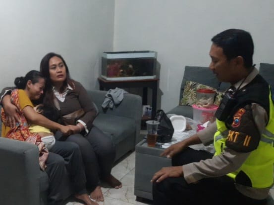 Polisi Evakuasi Ibu dan Balita yang Kebingungan di Barongan, Dipulangkan ke Keluarga
