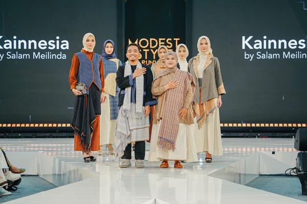 Pesona Tenun Baduy dan Lurik Tampil Sangat Modern dalam Fashion Show 2026