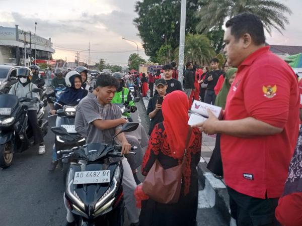 Ratusan Warga Padati Alun-Alun Sragen, 1.500 Takjil DEPWAN PDI Perjuangan Habis Sekejap