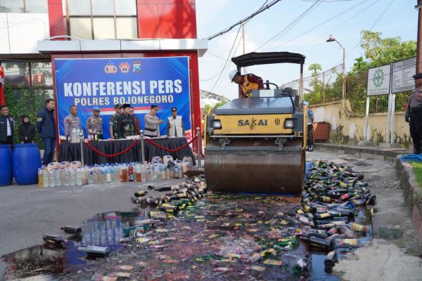 Jelang Idul Fitri, Polres Bojonegoro Bongkar Kasus Miras, Judi, dan Prostitusi