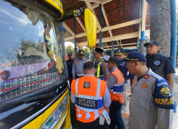 BNN Kabupaten Tuban Lakukan Tes Urine Sopir dan Pemeriksaan Kendaraan di Terminal Kambang Putih