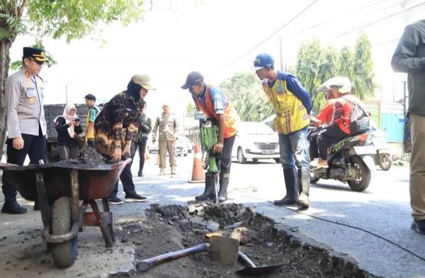 Wabup Nurul Cek Perbaikan Jalan Nasional yang Rusak di Bojonegoro, Target Rampung H-4 Lebaran