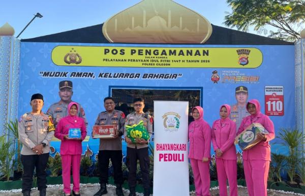 AKP Acum Kapolsek Mancak Dampingi Ketua Bhayangkari Kunjungi Pospam Lebaran dan Serahkan Bingkisan