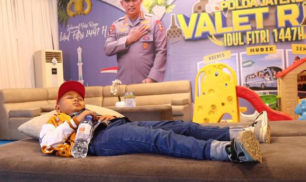 Momen Bocah Pemudik Tertidur Nyenyak saat Tunggu Keberangkatan Bus di Pos Valet Ride Polda Jateng