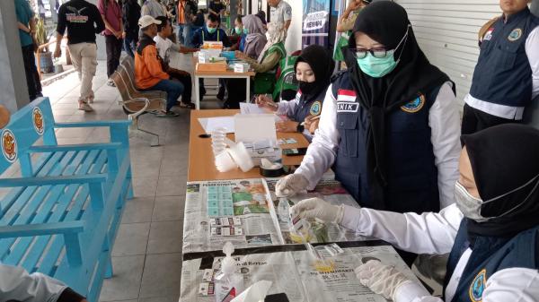 Jelang Lebaran, BNNK Tulungagung Tes Urine Sopir Bus di Terminal Gayatri