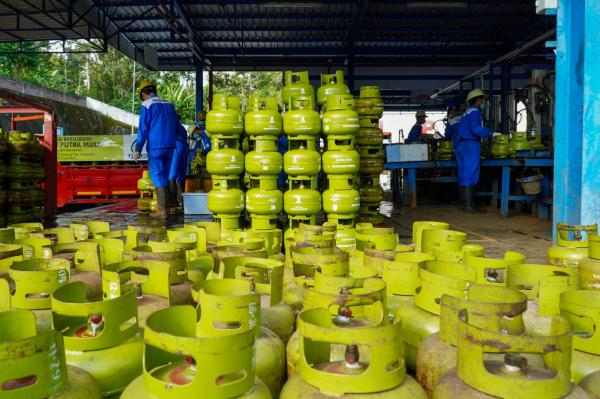Ibu-Ibu Tenang Masak Daging Kurban, Pertamina Tambah 1,5 Juta Tabung LPG Melon