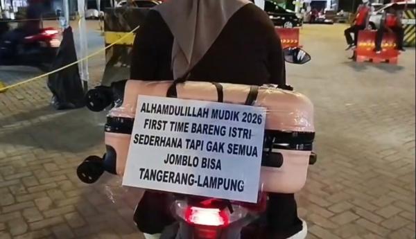 Heboh! Pemudik Motor Ini Pertama Kali Mudik Bareng Istri, Rela Berdesakan ke Lampung