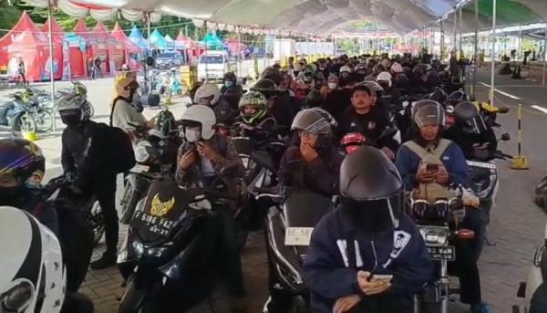 Cuaca Panas di Pelabuhan Ciwandan Tak Surutkan Semangat Pemudik Motor