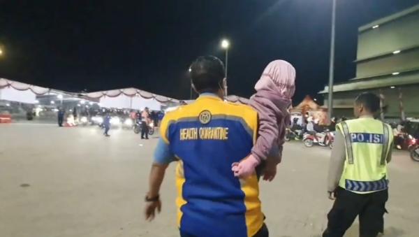 Anak Pemudik Sakit di Pelabuhan Ciwandan, Dievakuasi ke Posko Kesehatan
