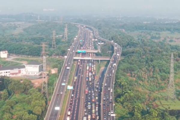 Kemacetan Tol MBZ Arah Cikampek Tembus 15 Km, Pemudik Terjebak Berjam-jam